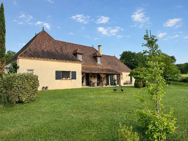 PROPRIETE Située dans un environnement privilégié, cette propriété offre un cadre de vie unique avec