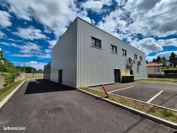 BUREAUX 245m² - "6 / m²" - A aménager - Zone commercial St Jean du Falga. Bâtiment R+1 NEUF