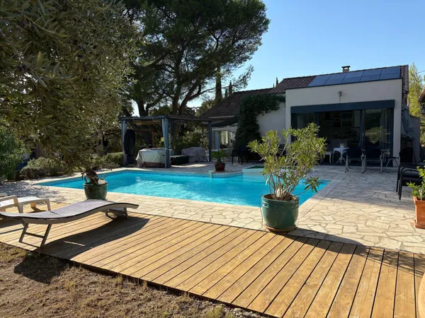 Villa de plain pied entièrement rénovée, au calme et sans vis à vis