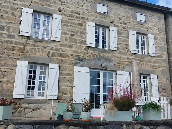 Maison de 142 m2 avec terrain de 299 m2 à 35 mn de Vichy