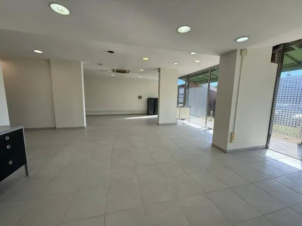 Local commercial 153 m²