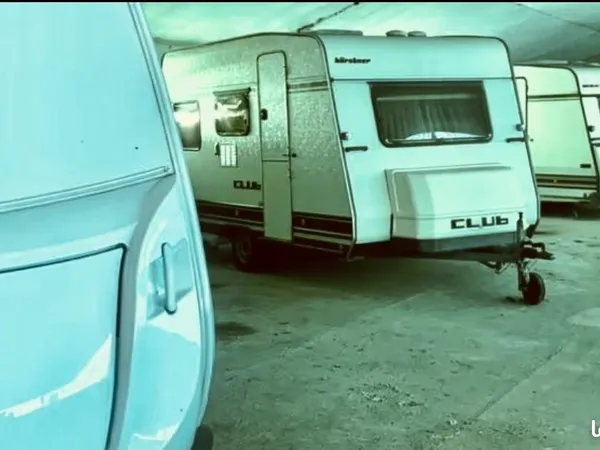 Place de parking dans Hangar, hivernage caravane