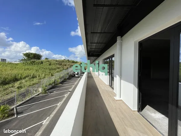 Local 400 m² Les Abymes