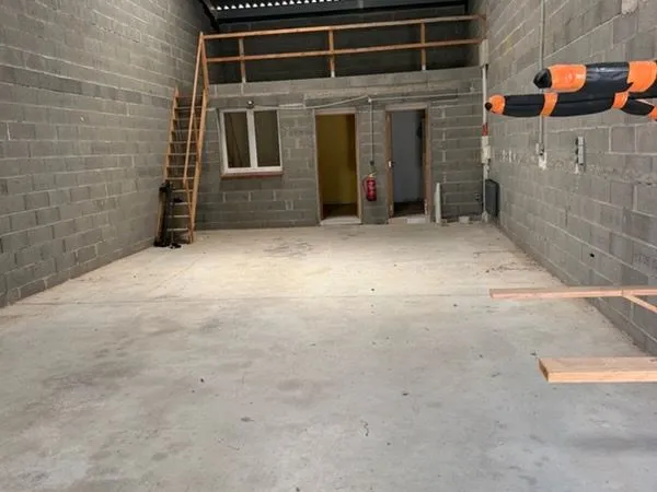 Local commercial dépôt