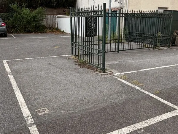 Place de parking individuelle dans résidence sécurisée