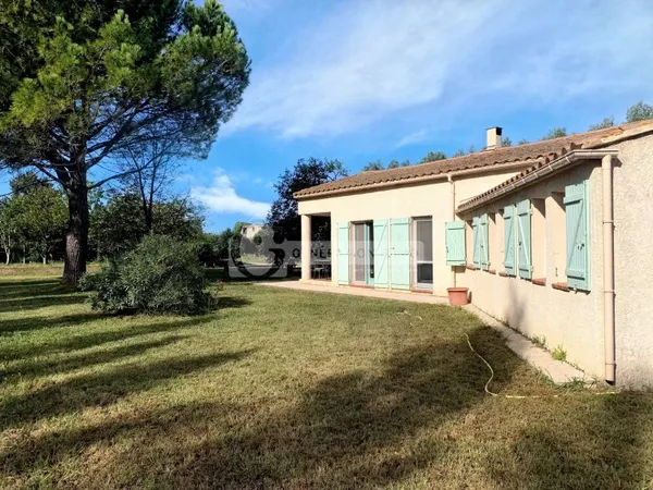 Villa à vendre à la campagne sur un terrain de 3 000 m²