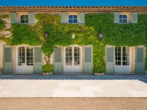 Villa dans un domaine privé à Mougins 4 chambres avec 1 appartem