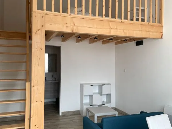 Studio meublé avec mezzanine à louer