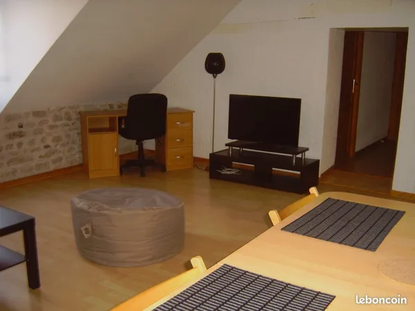 Spacieux F2Meublé duplex de caractère+parking privé idéal étudiant ou salarié
