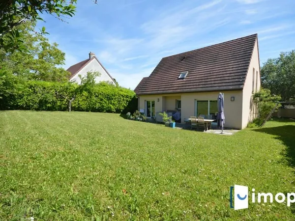 À Talant, maison familiale 7 pièces avec jardin et double garage, proche commodités