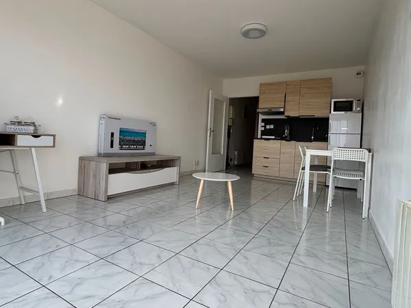 STUDIO MEUBLE 28m2 avec petit balcon et parking