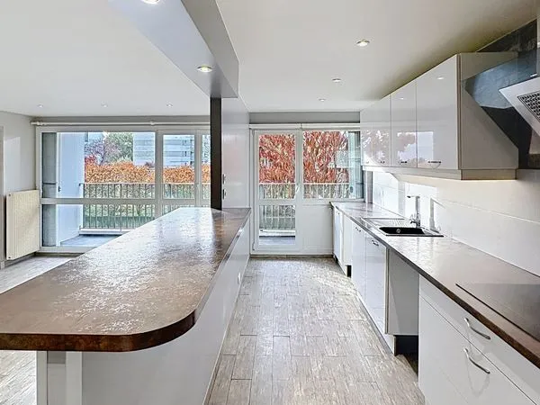 Appartement F4, 80m2, entièrement rénové, métro à 10 min