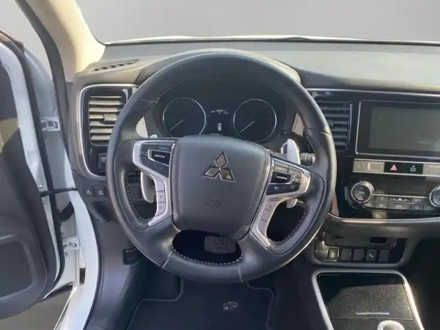 Mitsubishi Outlander phev twin motor intense 4wd — photo 12