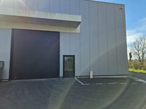 Entrepôt 234 m²
