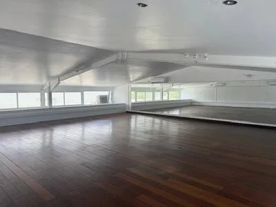 A LOUER, DUCOS, a l'étage d'un immeuble, local de 110m2