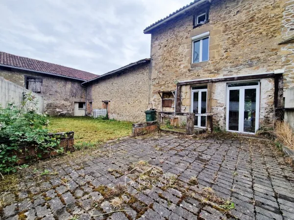 PEYRILHAC Maison de caractère de 95 m2 avec jardin et gren