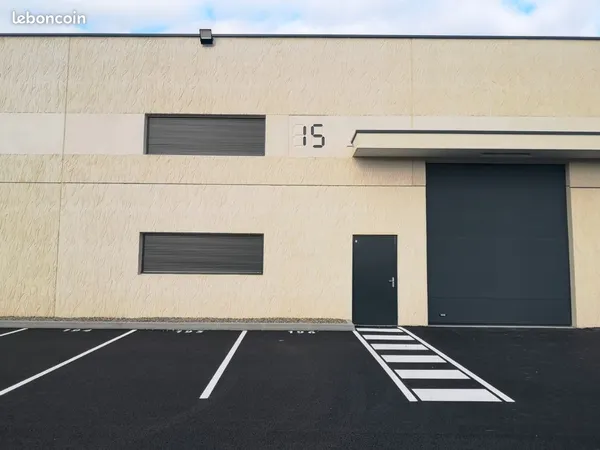 Entrepôt / Local d'activité 224 m² avec bureau - Hauteur 6 m - Parking