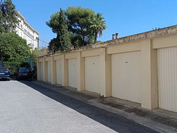 Grand box plein pied sécurisé Parc impérial église Russe