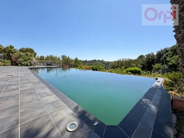 Villa 5 pièces 250 m²