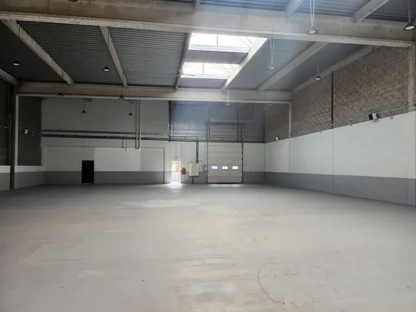 Entrepôt 1400 m²
