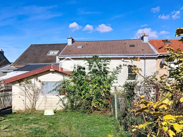 Maison mitoyenne de 105m2hab avec 3 chambres et jardin.