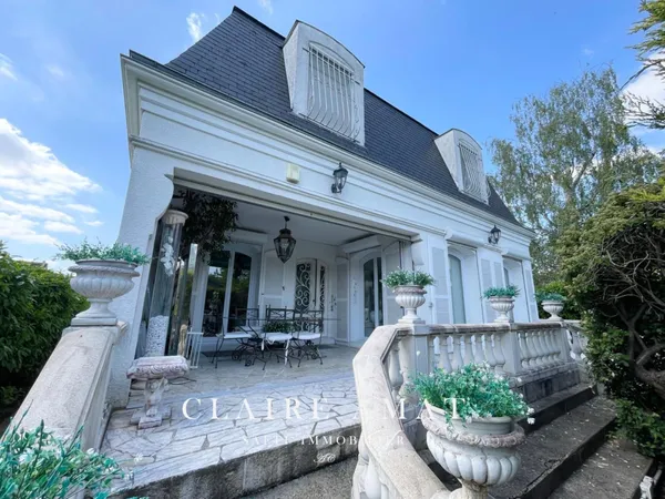 Élégante Mansard baignée de lumière, au charme raffiné et aux inspirations d'un véritable palais de 