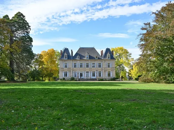 A 2h de Paris, en Bourgogne, dans la campagne nivernaise, un château classique teinté d'ornements dé