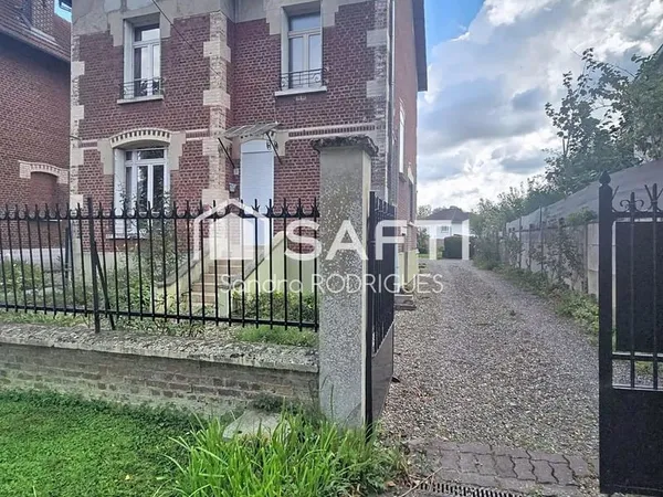Maison individuelle avec jardin et garages proche toutes commodités
