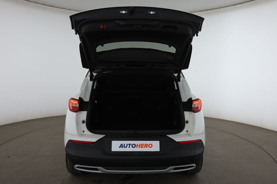 Opel Grandland X 1.6 Hybrid Elite Auto — photo 15