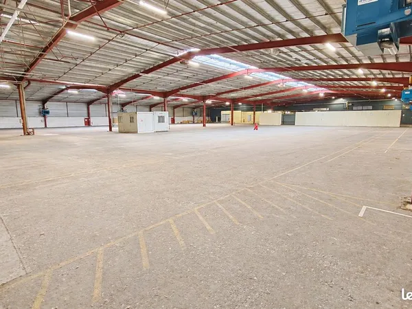 ENTREPÔT 2500 m² - BORDEAUX NORD - EMPLACEMENT STRATÉGIQUE