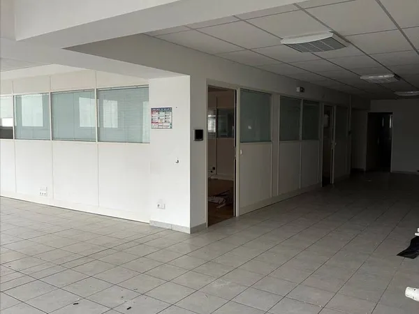 Local commercial 617 m²