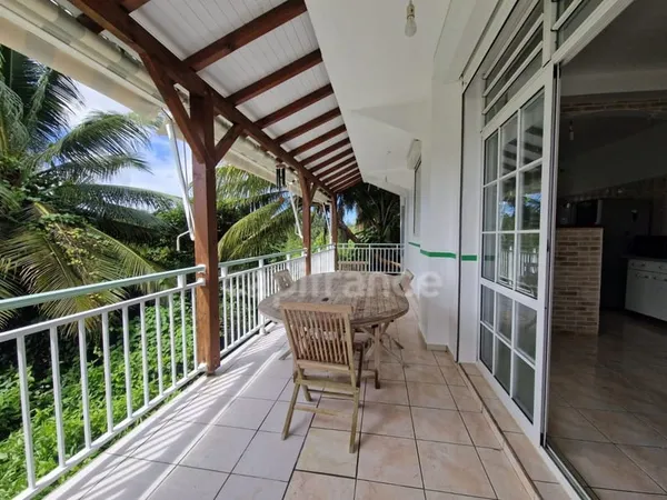 À LOUER - Appt meublé T3, 67 m², citerne, terrasse de 47 m² - Le Moule, Grands Fonds
