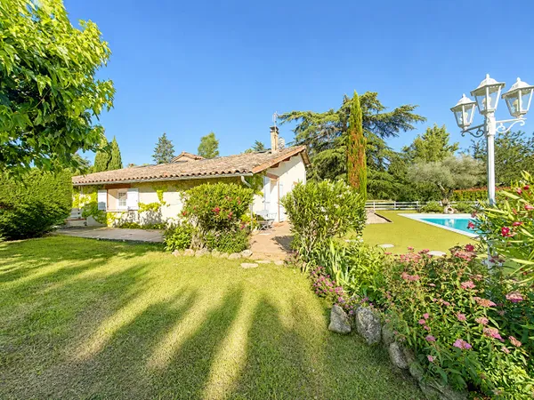 BOULOC - Superbe propriété avec piscine, parc arboré et anciennes écuries