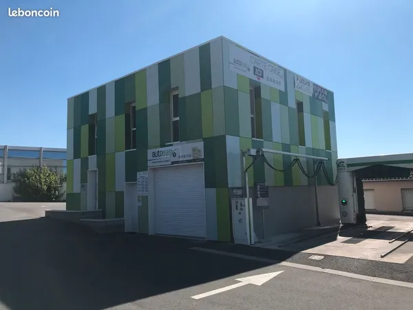 Garage et bureaux à louer libre de suite