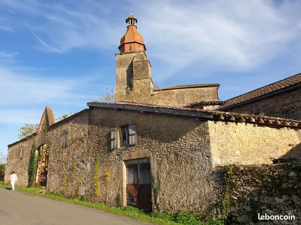 Maison médiévale viabilisée (à restaurer), surface habitable de 336 m²