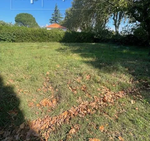 Terrain à bâtir de 689 m² à MALLEMORT (13)