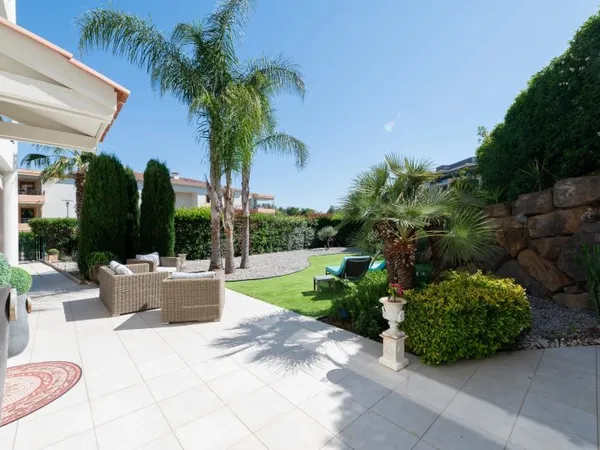 SAINT-RAPHAËL – APPARTEMENT 4 PIÈCES DE 110 M² EN REZ-DE-JARDIN AVEC 205 M² DE JARDIN PRIVATIF, GARA