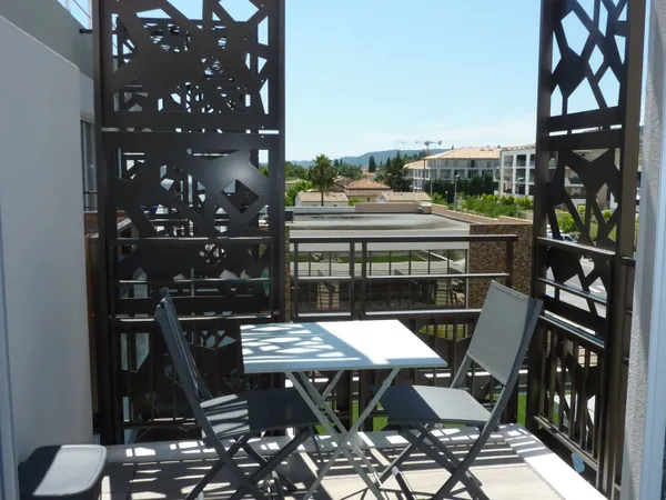 BEAU STUDIO PROCHE DE TOUTES COMMODITES AVEC PARKING EN SOUS