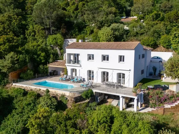 Vue mer dominante pour cette villa clé en main à Cavalaire-sur-M