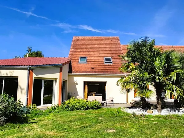 Maison d' exception de 280 m² sur 3000 m² de terrain avec piscine intérieure chauffée, salle de jeux
