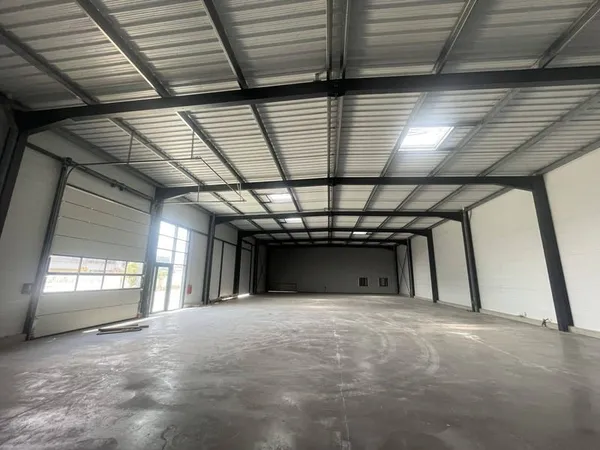 Local d'activité 700 m²