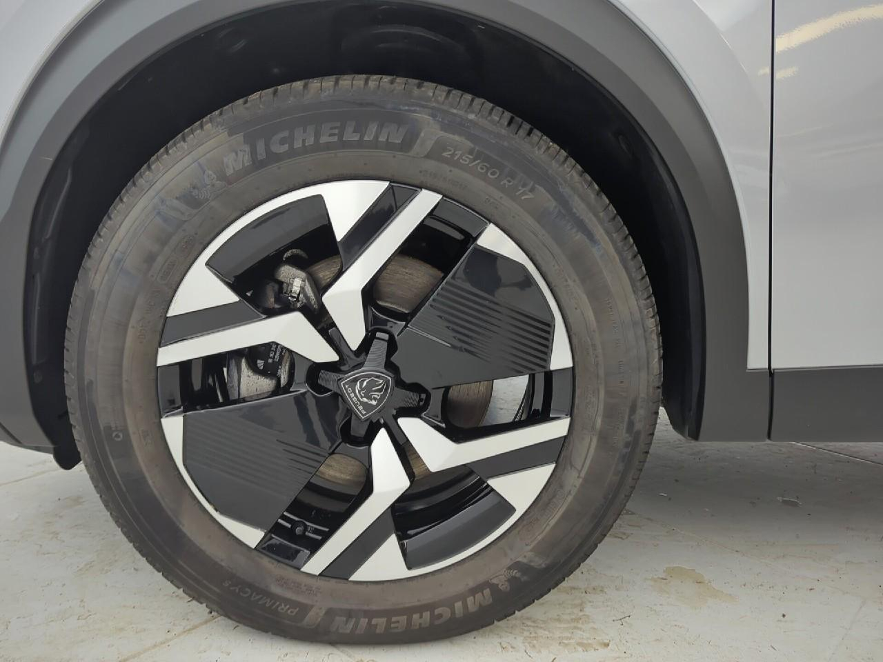 Peugeot 2008 hybrid 145 ch e-dcs6 allure — photo 29