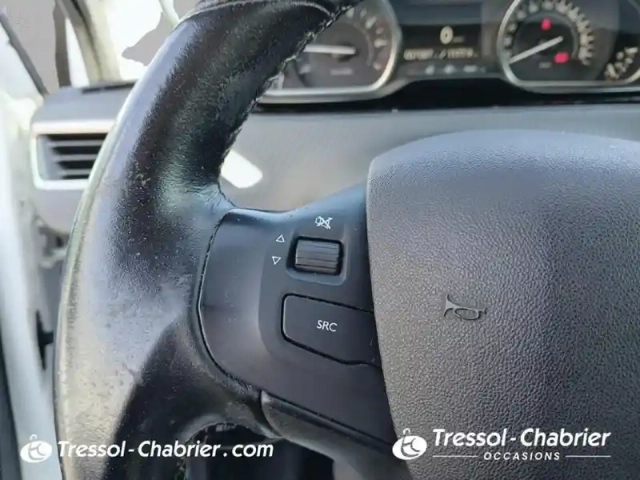 Peugeot 2008 1.2 puretech 110ch s&amp;s bvm5 allure — photo 19
