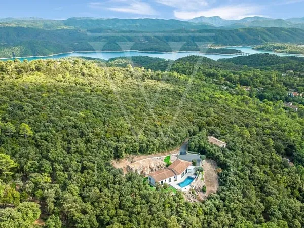 VILLA D'EXCEPTION AVEC VUE PANORAMIQUE À MONTAUROUX