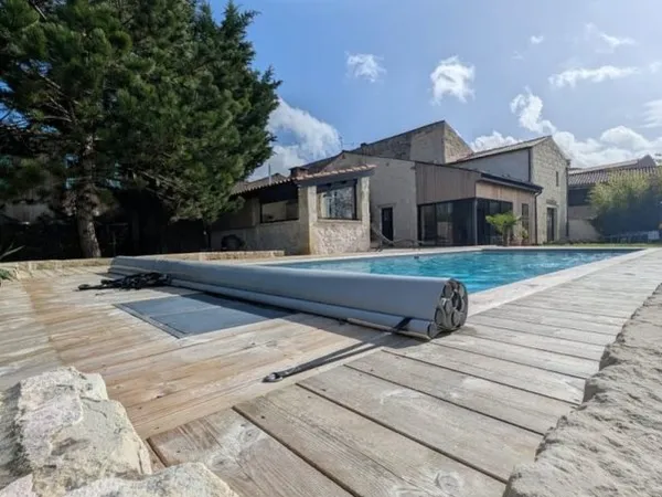 Ensemble immobilier idéalement situé avec fort potentiel Terrain aménagé avec piscine