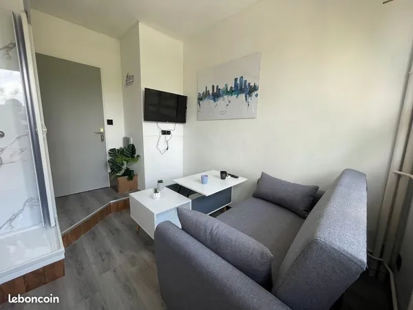 Chambre meublée avec douche et kitchenette privée