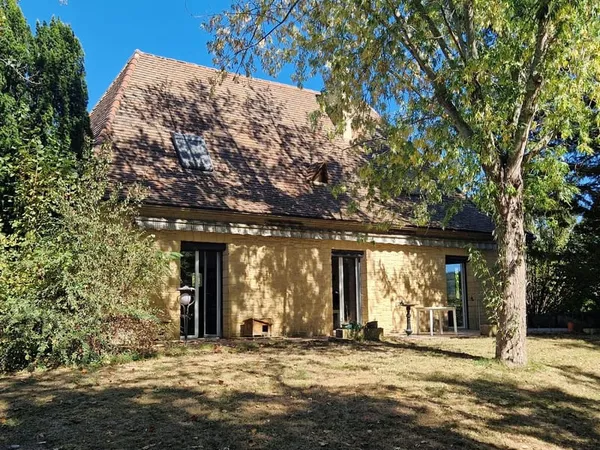 Maison perigordine en pierres 150m2, maison d'amis ou de Gardien avec piscine et parc de 7700m2