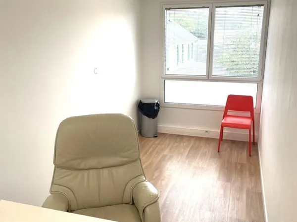 Petit bureau récent au calme côté jardin