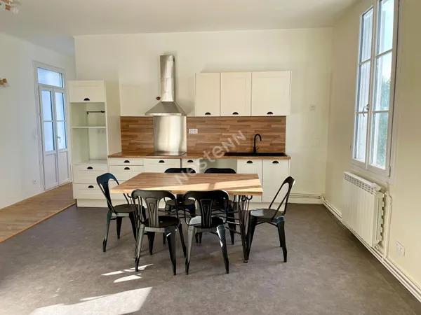 Superbe appartement lumineux en duplex à louer dans l'hyper centre de Loches, au pied des commerces