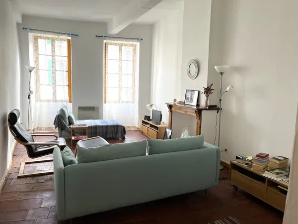 MAISON ENSOLEILLEE AVEC GRAND GARAGE CENTRE VILLE LIMOUX